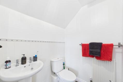 bed 2 ensuite 2.jpg