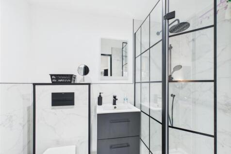 bed 1 en-suite.jpg