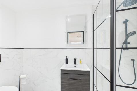 bed 2 en-suite.jpg