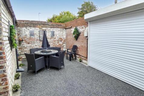 shared yard.JPG