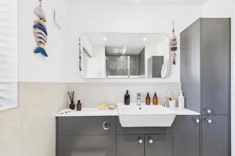 en-suite 2.jpg