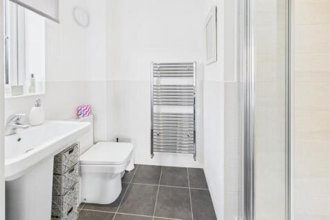 en-suite bed 2.jpg