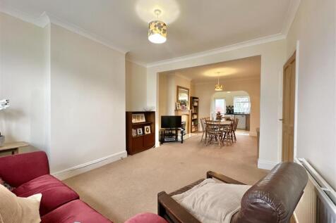 OPEN PLAN LOUNGE/DINING