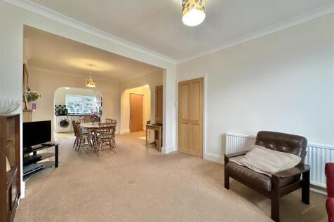 OPEN PLAN LOUNGE/DINING