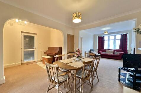 OPEN PLAN LOUNGE/DINING