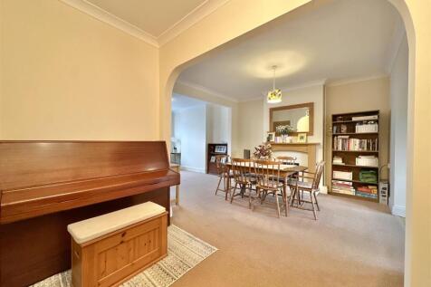 OPEN PLAN LOUNGE/DINING