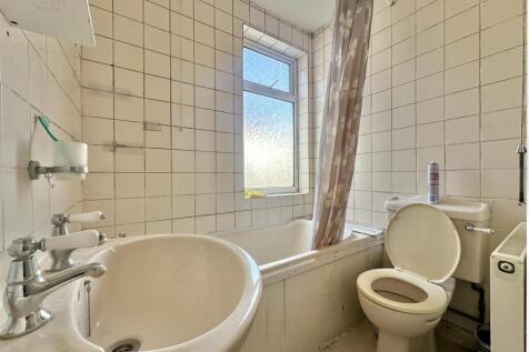 FIRST FLOOR BATHROOM