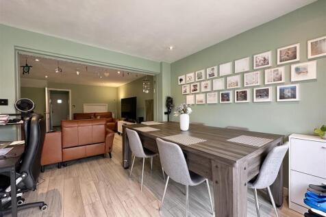EXTENDED RECEPTION ROOM