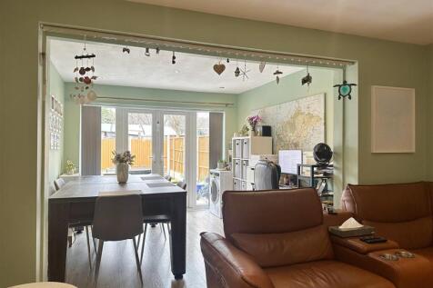 LOUNGE / DINING AREA