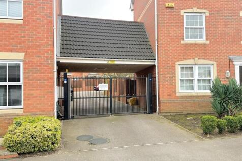 Gated access to garage en bloc