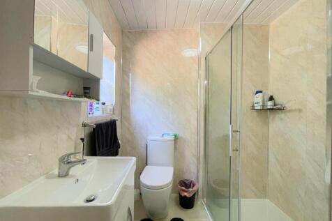 Bedroom 4 ensuite