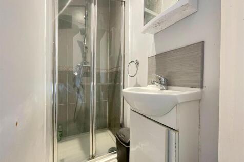 Bedroom 4 ensuite