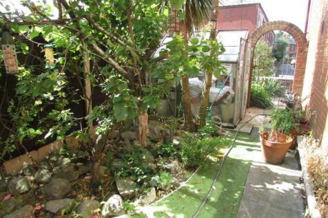 JamesSt5gdn3.JPG