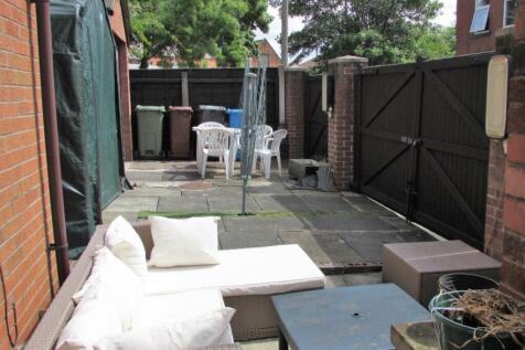 JamesSt5gdn4.JPG