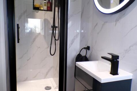 RavenoakDv67ensuite1.JPG