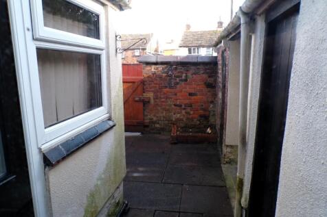 QueenSt23yard1.JPG