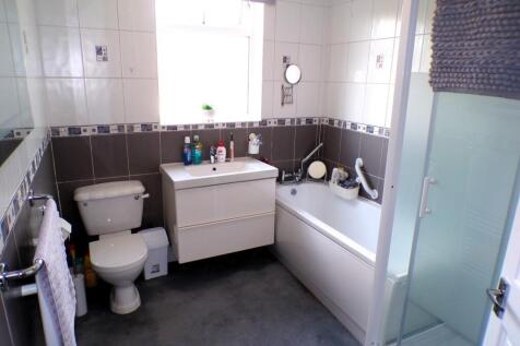 LancasterAve19bath1.JPG