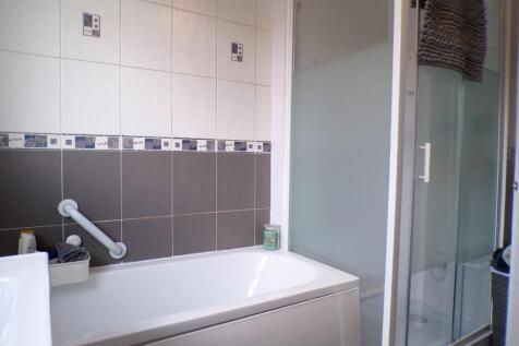 LancasterAve19bath2.JPG
