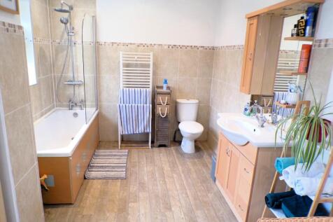 FoxdentonLn207bath.JPG