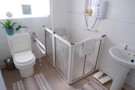 WellingRd6bath.JPG