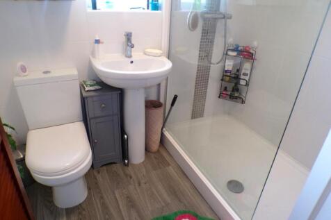 BelgraveAve13bath.JPG