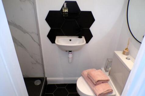KewRd111shower.JPG