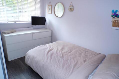 SunburyDvNEWbed2.JPG