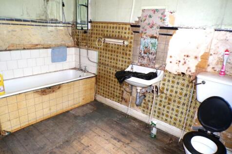 HedgesSt32bath.JPG