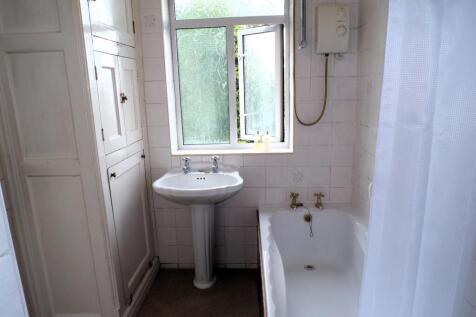 RomanRd88Bathroomm.JPG