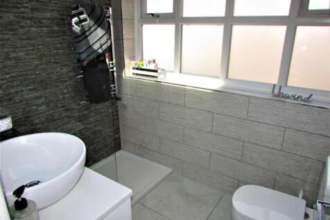 RomanRd102ensuite.JPG