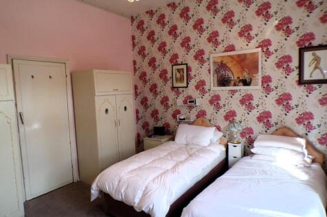 Bedroom 1 (4).JPG