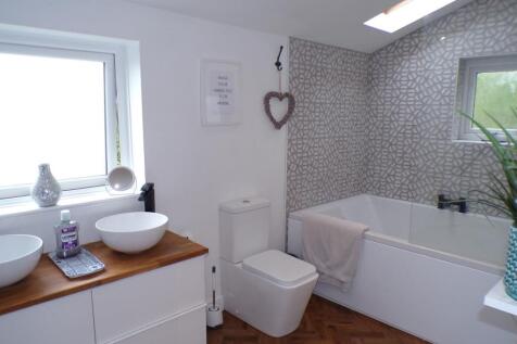 AshtonRd74bath1.JPG