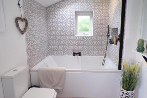 AshtonRd74bath2.JPG