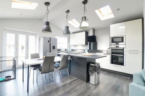 &#39;L&#39; SHAPED ENTENDED KITCHEN/DINER/FAMILY AREA meas