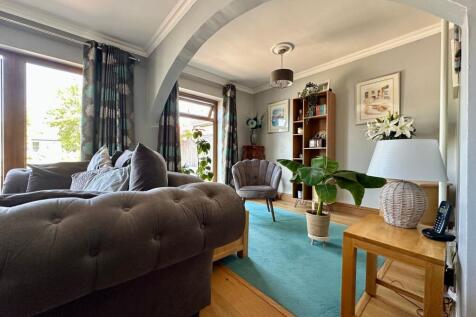 Lounge / Dining Area
