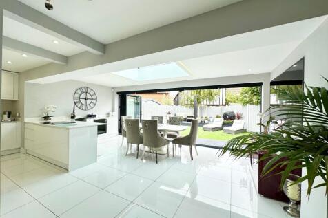 Kitchen/ Diner through to garden