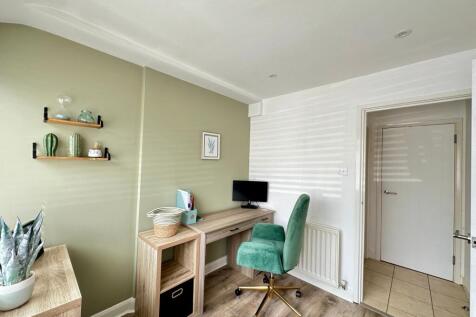 Bedroom / Study