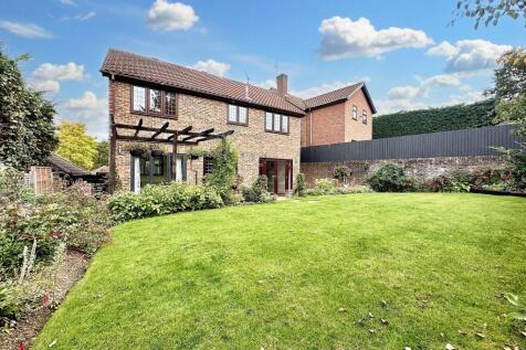 Garden to house