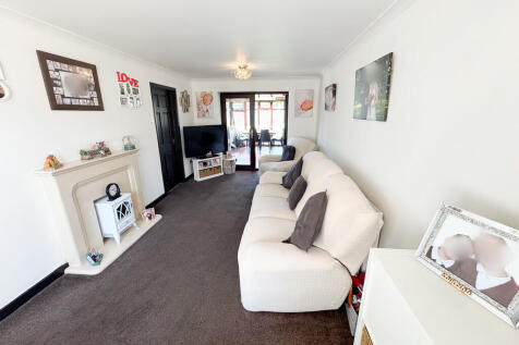 2 Hillside Lounge