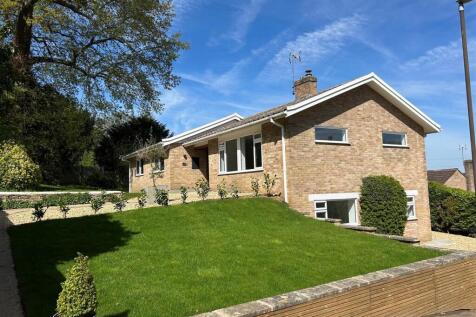 14 Selwyn Close front 2.jpg