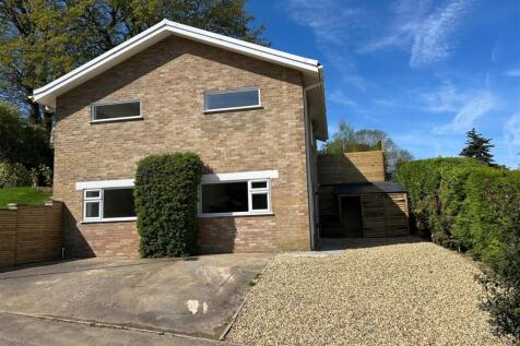 14 Selwyn Close front 3.jpg