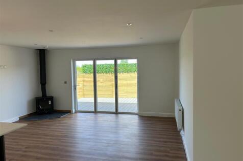 14 Selwyn Close dining.jpg