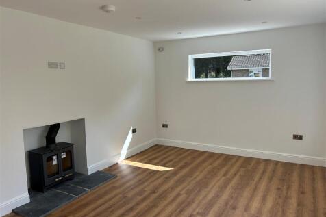 14 Selwyn Close sitting room.jpg