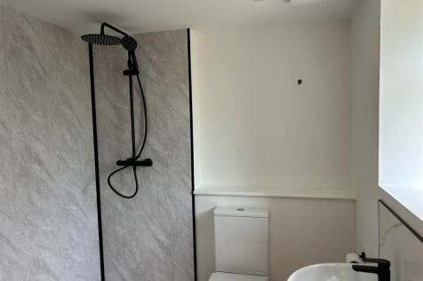 14 Selwyn Close shower room.jpg