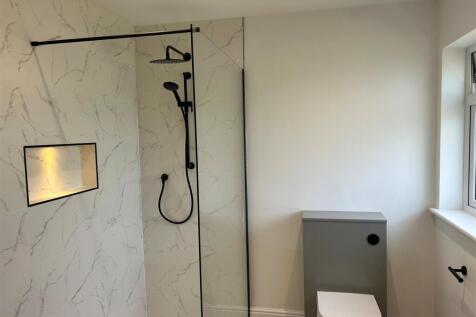 14 Selwyn Close ensuite.jpg