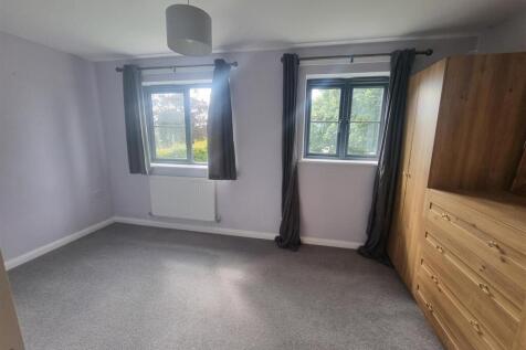 52 Bownham Mead bedroom 1.jpg