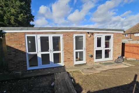 Detached outbuilding / bungalow
