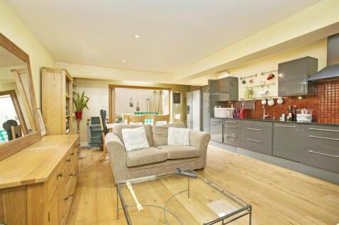 81a Beaumont Road-08 - LR made lightr.jpg