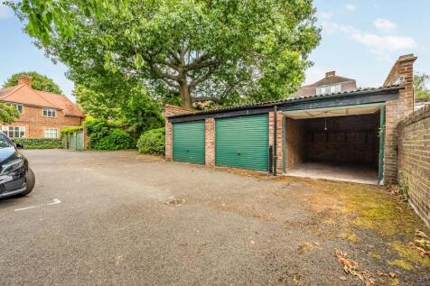 Garage 64 Heathfield Gardens-2.jpg