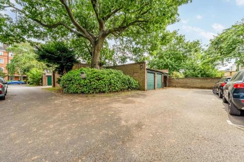 Garage 64 Heathfield Gardens-1.jpg